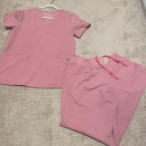 Figs size small chalk pink casma three pocket scrub top